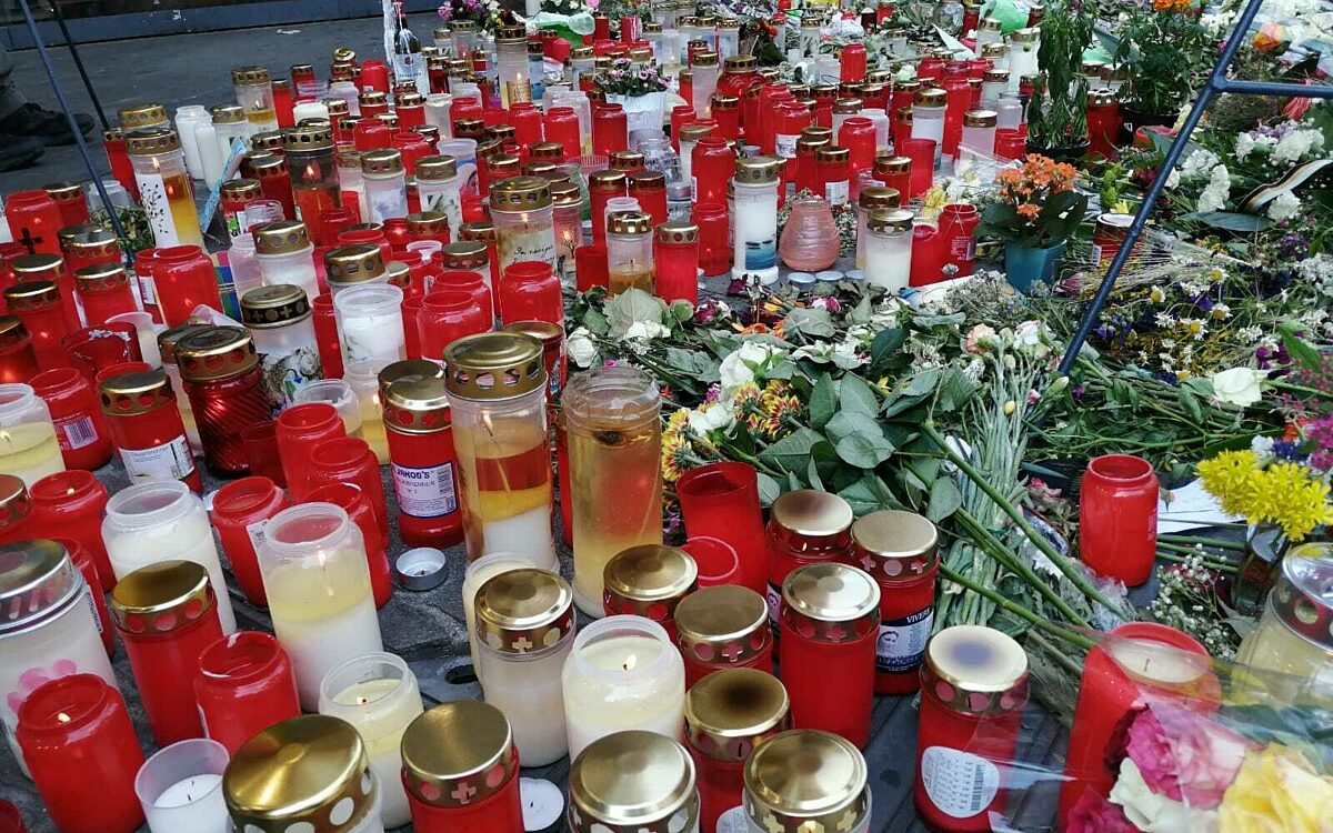 Blumen und kerzen am barbarossaplatz Blumen und kerzen am barbarossaplatz